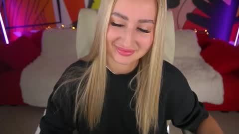 Snapshot of paolamola chatting on 09-27-25, 07:46 Lia online show from 09-27-25, 07:46