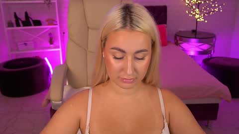 Snapshot of paolamola chatting on 05-22-26, 02:01 Lia online show from 05-22-26, 02:01