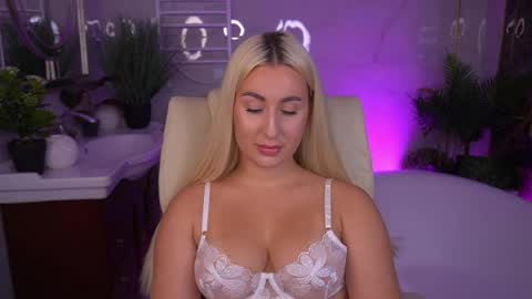 Snapshot of paolamola chatting on 05-30-26, 01:41 Lia online show from 05-30-26, 01:41