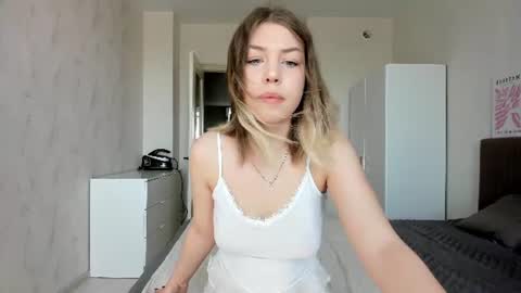 Snapshot of paradi_se chatting on 08-06-26, 02:35 Melena online show from 08-06-26, 02:35