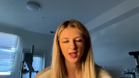 parisbaby2000 online show from 03-03-25, 08:32