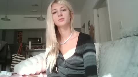 parisbaby2000 online show from 10-02-25, 02:13