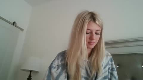 parisbaby2000 online show from 10-21-25, 01:23