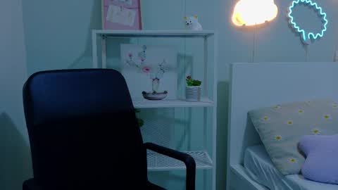 Snapshot of parisfox_ chatting on 12-19-25, 12:01 PARIS online show from 12-19-25, 12:01