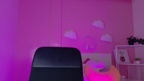 Snapshot of parisfox_ chatting on 12-22-25, 08:06 PARIS online show from 12-22-25, 08:06