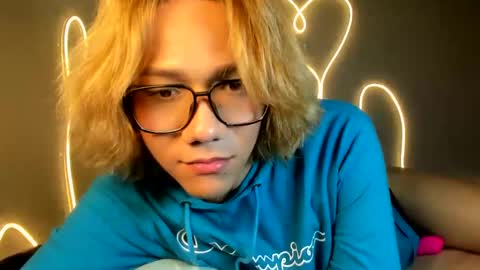 Snapshot of parisstone2 chatting on 12-11-24, 09:45 connie online show from 12-11-24, 09:45