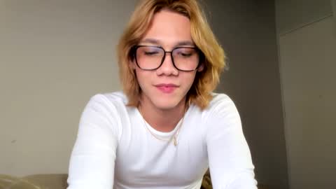 Snapshot of parisstone2 chatting on 01-04-25, 10:02 connie online show from 01-04-25, 10:02