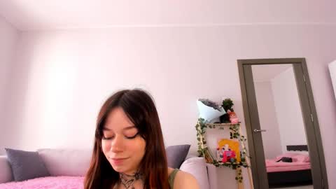 Snapshot of passionate_isabella chatting on 10-14-25, 04:35 Bella online show from 10-14-25, 04:35