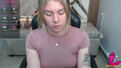 Snapshot of paula_b_ chatting on 06-17-26, 01:01 Paula online show from 06-17-26, 01:01