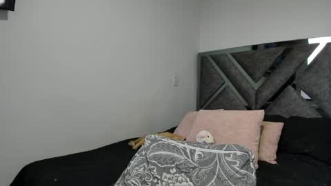 Snapshot of paulina_l chatting on 06-22-26, 10:29 Paulina online show from 06-22-26, 10:29