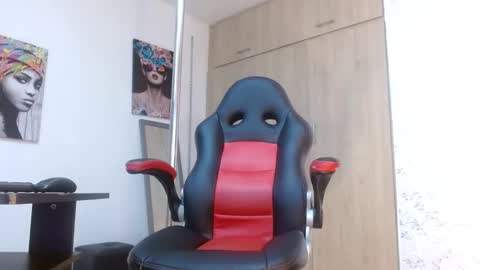 Snapshot of paulina_rubio_ chatting on 01-07-25, 10:19 Paulina Rubio online show from 01-07-25, 10:19