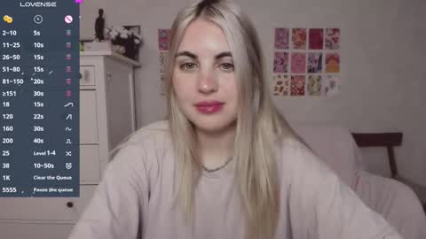 Snapshot of pawwsup1 chatting on 09-18-25, 06:26 Allisses online show from 09-18-25, 06:26