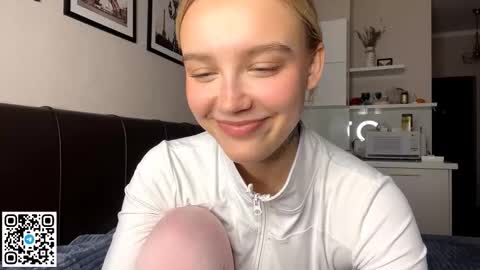 Lola online show from 10-21-25, 01:23