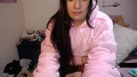 Snapshot of pearl_3 chatting on 11-25-25, 04:23 Pearl online show from 11-25-25, 04:23