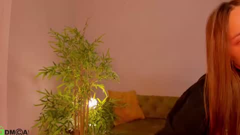 Snapshot of pearl_bloom chatting on 06-22-26, 01:07 Sex Leah online show from 06-22-26, 01:07