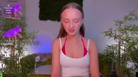 Snapshot of pearl_bloom chatting on 06-30-26, 01:06 Sex Leah online show from 06-30-26, 01:06