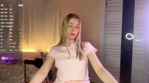 Snapshot of peggymeggy chatting on 11-18-25, 06:23 Mary online show from 11-18-25, 06:23