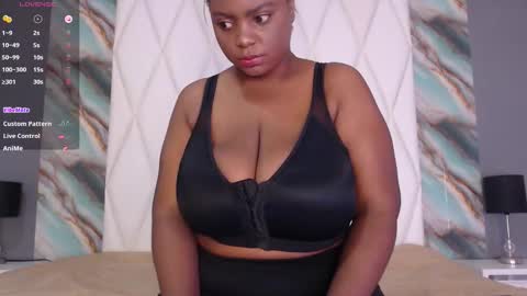 Snapshot of penelopeboobs_ chatting on 10-21-25, 07:03 online show from 10-21-25, 07:03