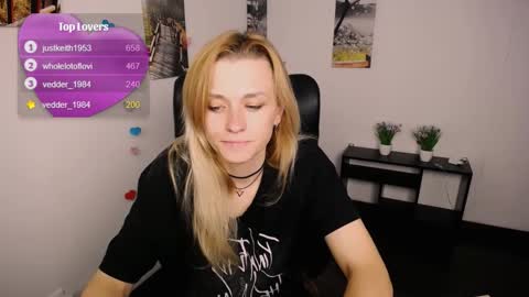 Snapshot of peppymia chatting on 10-03-25, 07:16 Mia online show from 10-03-25, 07:16