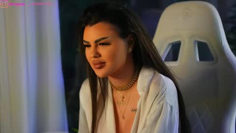 Snapshot of perfectt33n chatting on 12-18-24, 08:31 Dee online show from 12-18-24, 08:31