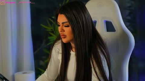 Snapshot of perfectt33n chatting on 12-19-24, 08:34 Dee online show from 12-19-24, 08:34