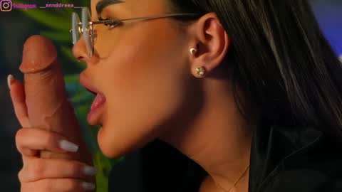 Snapshot of perfectt33n chatting on 01-21-25, 01:00 Dee online show from 01-21-25, 01:00