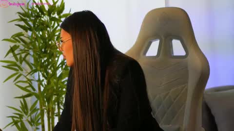 Snapshot of perfectt33n chatting on 02-13-25, 09:09 Dee online show from 02-13-25, 09:09