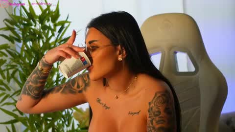 Snapshot of perfectt33n chatting on 02-14-25, 10:07 Dee online show from 02-14-25, 10:07