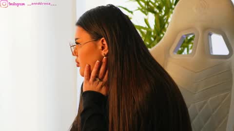 Snapshot of perfectt33n chatting on 02-19-25, 09:50 Dee online show from 02-19-25, 09:50