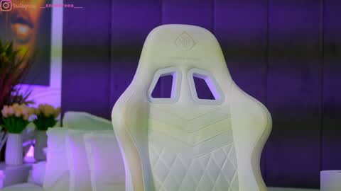 Snapshot of perfectt33n chatting on 11-21-25, 05:44 Dee online show from 11-21-25, 05:44