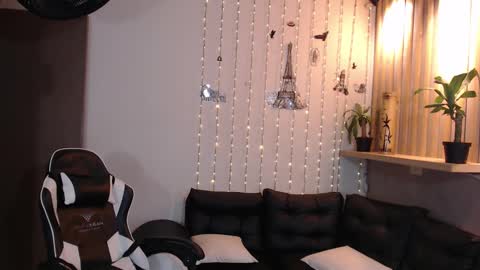 Perla online show from 02-17-25, 06:15