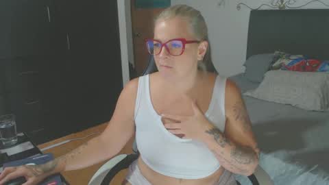 Snapshot of perlagoloza05 chatting on 02-18-25, 01:10 goloza online show from 02-18-25, 01:10