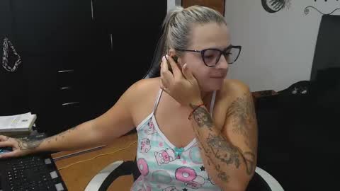 Snapshot of perlagoloza05 chatting on 11-11-25, 02:55 goloza online show from 11-11-25, 02:55