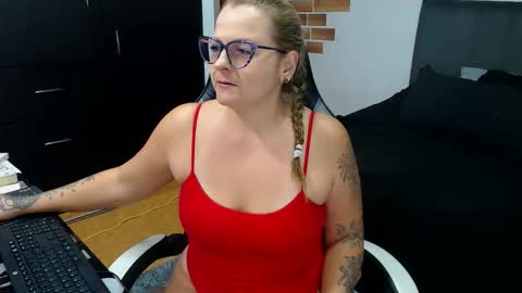 Snapshot of perlagoloza05 chatting on 11-24-25, 02:33 goloza online show from 11-24-25, 02:33