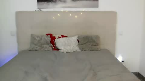 Snapshot of petersemily chatting on 12-28-24, 09:30 Peters Emily online show from 12-28-24, 09:30