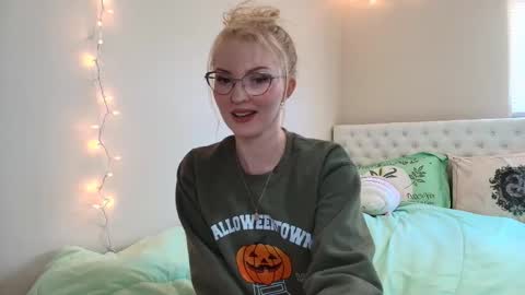 Little cupcake online show from 10-27-25, 05:39