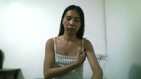 Snapshot of petite_dicklover chatting on 06-13-26, 06:00 Yuriee online show from 06-13-26, 06:00