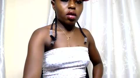 Snapshot of petite_freakette chatting on 06-15-26, 08:44 Moon online show from 06-15-26, 08:44