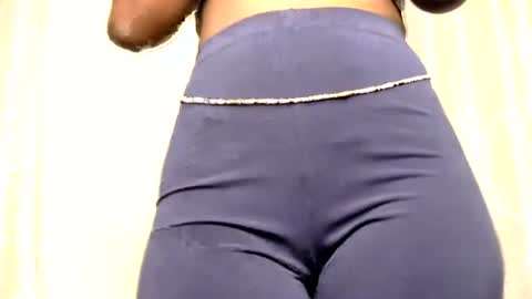 Snapshot of petite_freakette chatting on 06-19-26, 09:29 Moon online show from 06-19-26, 09:29