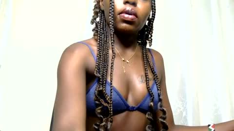 Snapshot of petite_freakette chatting on 07-12-26, 08:33 Moon online show from 07-12-26, 08:33