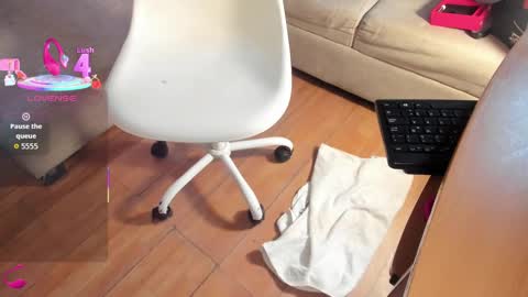 Snapshot of petite_linda chatting on 09-19-25, 03:30 Linda online show from 09-19-25, 03:30