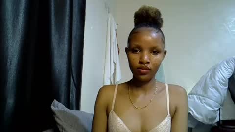 Snapshot of petite_melinda chatting on 06-11-26, 02:53 petite_melinda online show from 06-11-26, 02:53