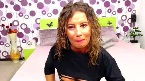 Snapshot of petitealyssa chatting on 01-08-25, 11:32 Alyssa online show from 01-08-25, 11:32