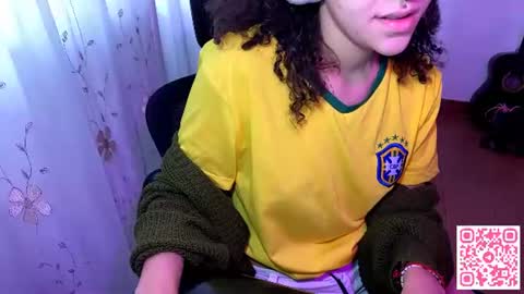 Snapshot of petitecurlybrunette chatting on 06-12-26, 12:59 Mlian online show from 06-12-26, 12:59