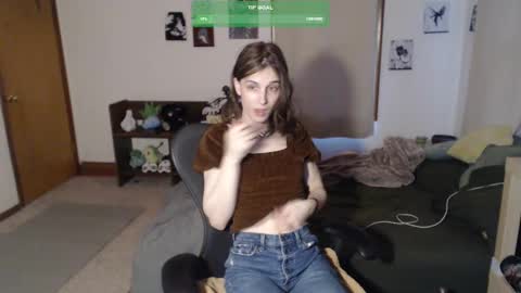 Snapshot of petitecut chatting on 02-19-25, 04:22 caracal online show from 02-19-25, 04:22