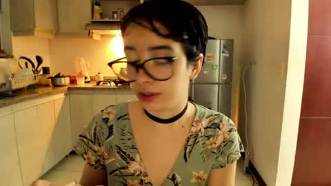 Snapshot of petitee_lunna chatting on 06-11-26, 12:54 Lunna online show from 06-11-26, 12:54