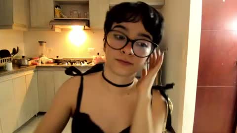 Snapshot of petitee_lunna chatting on 06-28-26, 01:11 Lunna online show from 06-28-26, 01:11