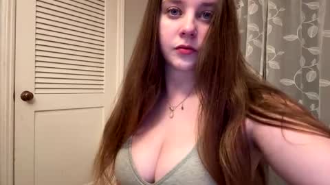Snapshot of petitegirluvsdick chatting on 01-11-26, 02:27 Bella online show from 01-11-26, 02:27