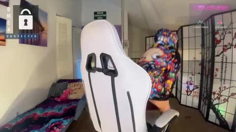 Snapshot of petitejewel chatting on 03-05-25, 01:39 Jules online show from 03-05-25, 01:39