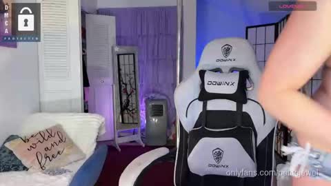 Snapshot of petitejewel chatting on 09-27-25, 10:20 Jules online show from 09-27-25, 10:20